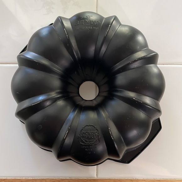Nordic Ware Bundt Fluted Tube Pan 10 inch vintage - Picture 2 of 9